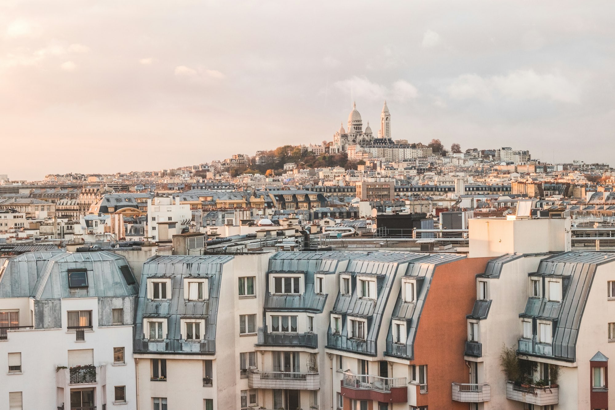 Toits de Paris et butte Montmartre en fin de journée, vus depuis un immeuble du 18e